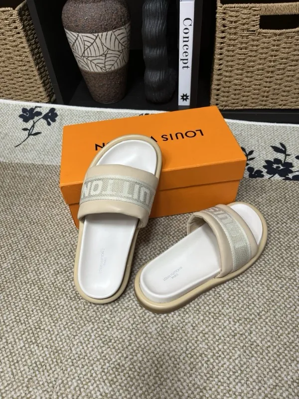 P320💰[New model] Long-term availability, 2025 new model, couple model [LOUlS VUlTTON] comes with drawer box, bag, card, invoice "Louis Vuitton ~ unique modern sandals. 》LV counter purchasing 🏃Men's and women's casual slippers, sold at the same time at the counter, the original old flower material upper is soft and comfortable, (refuses to discolor and rub the feet) sole: original factory special combination original sole, code number: 35--46 4 multiple colors 🉑️ to choose from